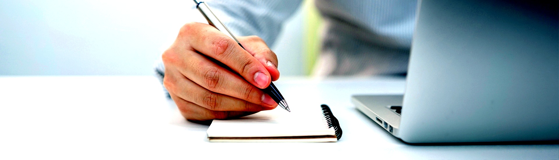 Constituer son dossier de diagnostic capillaire : prendre des notes devant un ordinateur portable