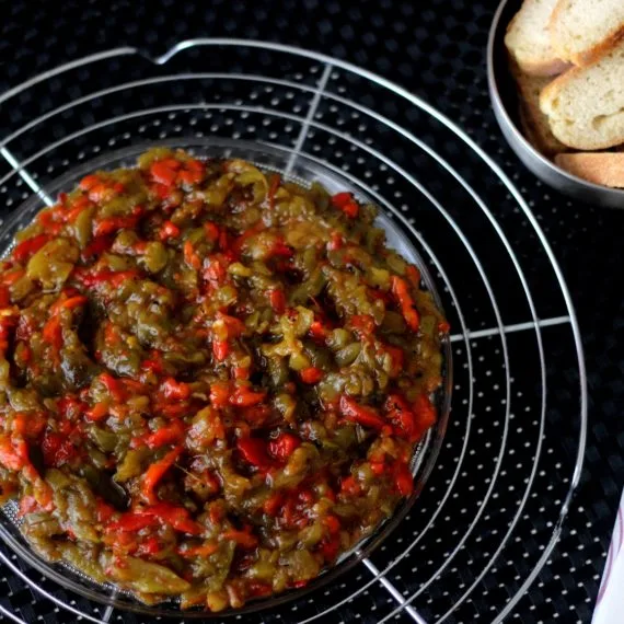 Salade méchouia, spécialité tunisienne de poivrons et tomates grillés