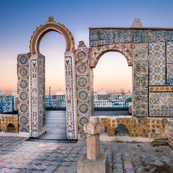 Vue sur les toits et la baie de Tunis depuis les hauteurs de la ville